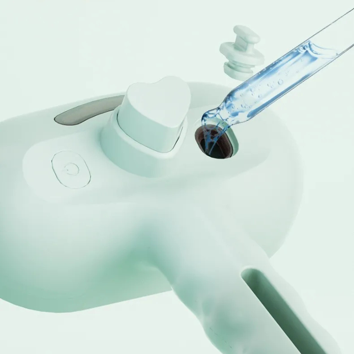 Make grooming your pet easy with our spray comb. Gently detangles, hydrates, and removes loose hair.